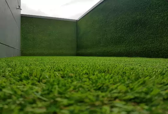 Césped artificial decorativo en jardín instalado en Arroyomolinos