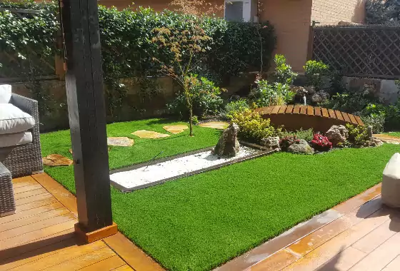 Césped artificial para jardín familiar instalado en Arroyomolinos