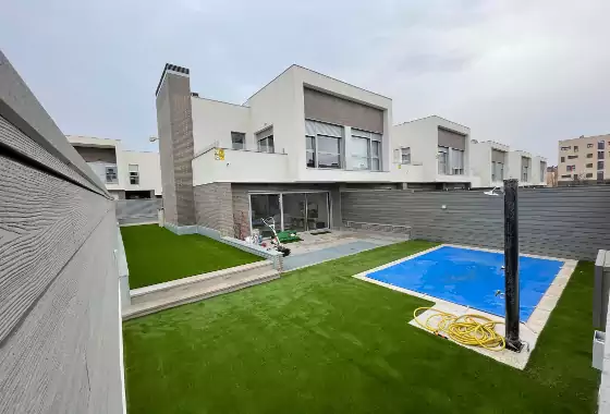 Césped artificial para piscinas instalado en Arroyomolinos