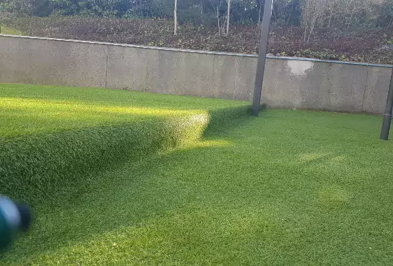 Instalación de césped artificial en jardín de Arroyomolinos