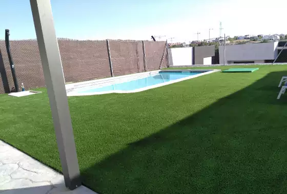 Instalación de césped artificial sobre hormigón en Arroyomolinos