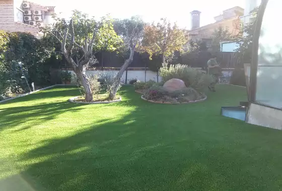 Jardín con césped artificial recién instalado en Arroyomolinos